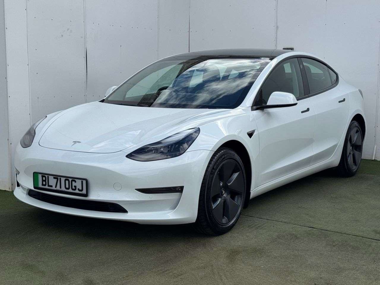 A 2022 TESLA MODEL 3 (Dual Motor) Long Range Saloon 4dr Electric Auto 4WDE (346 ps) A 2022 TESLA MODEL 3 (Dual Motor) Long Range Saloon 4dr Electric Auto 4WDE (346 ps)