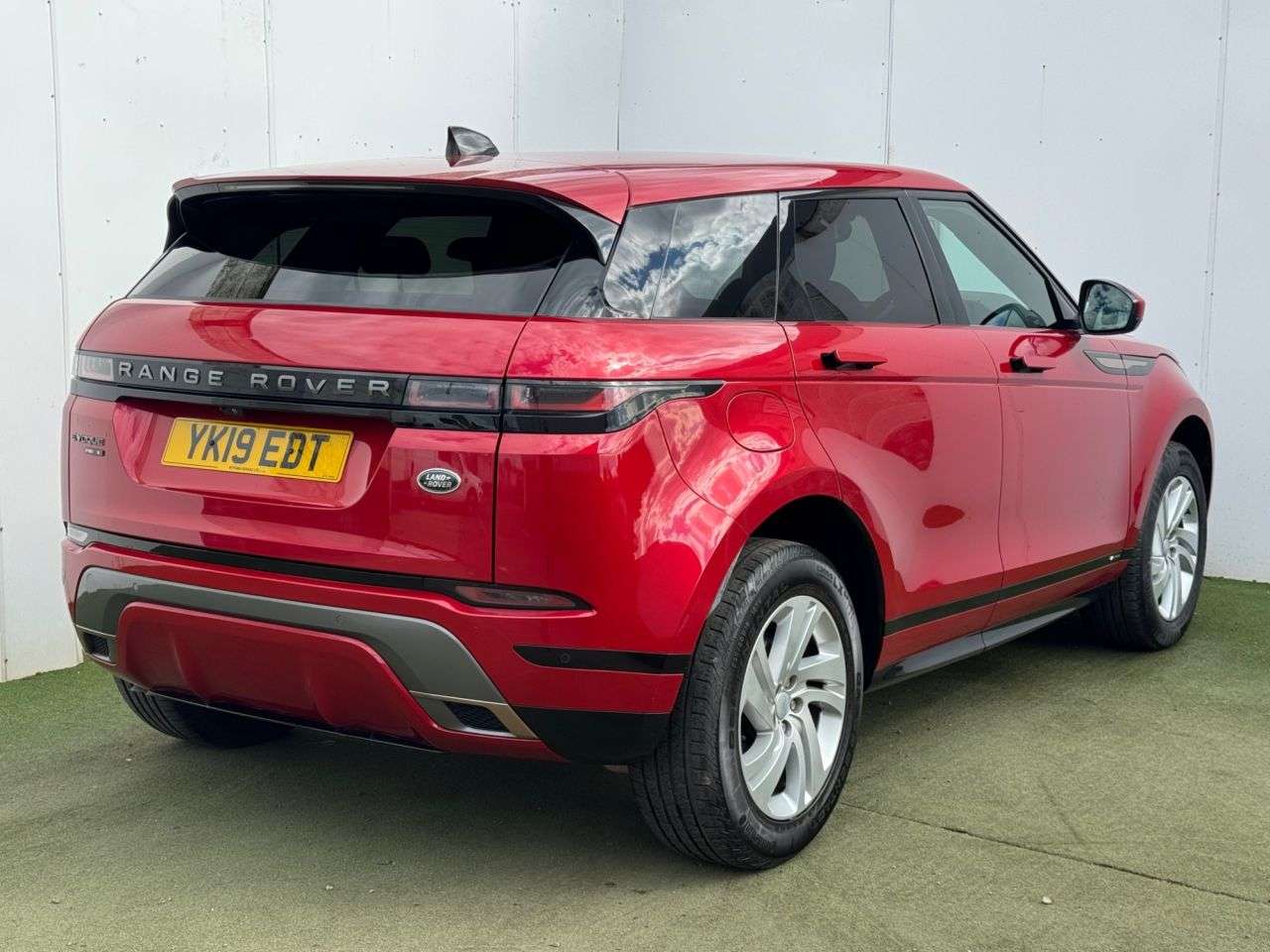 A 2019 LAND ROVER RANGE ROVER EVOQUE 2.0 D180 R-Dynamic S SUV 5dr Diesel Auto 4WD Euro 6 (s/s) (180 ps) A 2019 LAND ROVER RANGE ROVER EVOQUE 2.0 D180 R-Dynamic S SUV 5dr Diesel Auto 4WD Euro 6 (s/s) (180 ps)