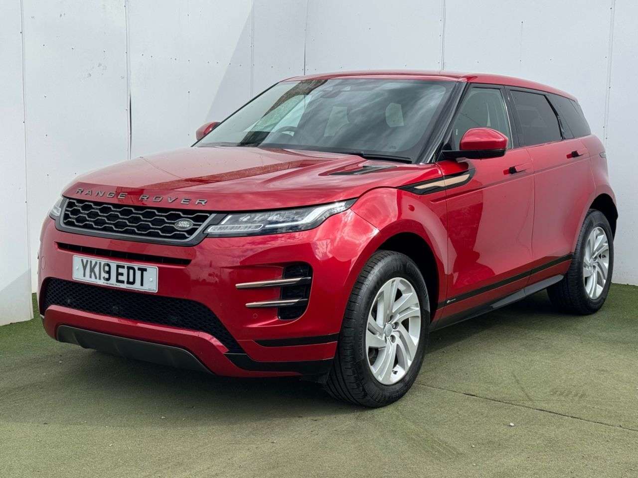 A 2019 LAND ROVER RANGE ROVER EVOQUE 2.0 D180 R-Dynamic S SUV 5dr Diesel Auto 4WD Euro 6 (s/s) (180 ps) A 2019 LAND ROVER RANGE ROVER EVOQUE 2.0 D180 R-Dynamic S SUV 5dr Diesel Auto 4WD Euro 6 (s/s) (180 ps)