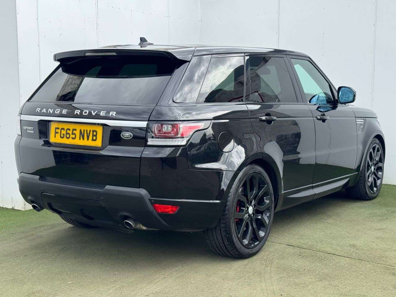A 2015 LAND ROVER RANGE ROVER SPORT 3.0 SD V6 HSE SUV 5dr Diesel Auto 4WD Euro 6 (s/s) (306 ps) A 2015 LAND ROVER RANGE ROVER SPORT 3.0 SD V6 HSE SUV 5dr Diesel Auto 4WD Euro 6 (s/s) (306 ps)