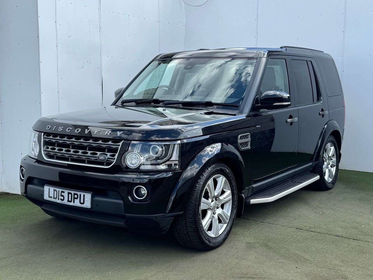 A 2015 LAND ROVER DISCOVERY 4 3.0 SD V6 SE Tech SUV 5dr Diesel Auto 4WD Euro 5 (s/s) (255 bhp) A 2015 LAND ROVER DISCOVERY 4 3.0 SD V6 SE Tech SUV 5dr Diesel Auto 4WD Euro 5 (s/s) (255 bhp)