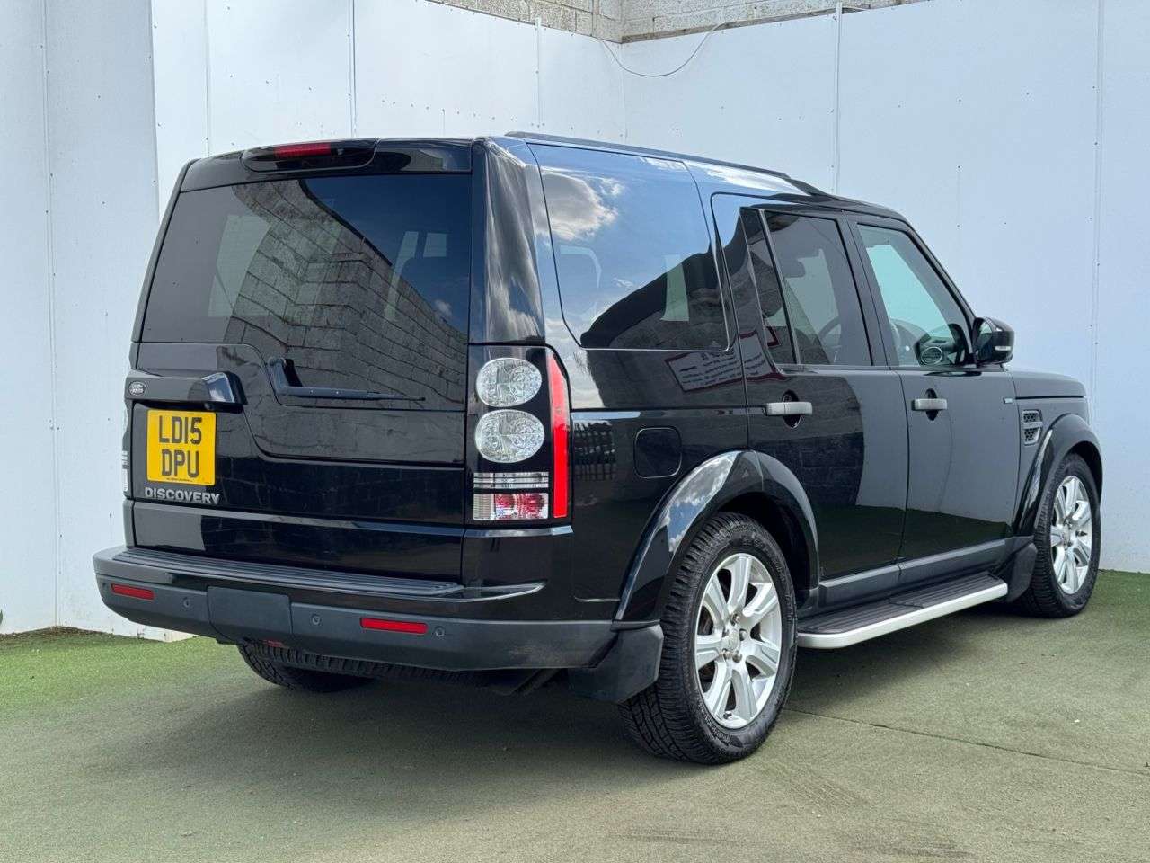 A 2015 LAND ROVER DISCOVERY 4 3.0 SD V6 SE Tech SUV 5dr Diesel Auto 4WD Euro 5 (s/s) (255 bhp) A 2015 LAND ROVER DISCOVERY 4 3.0 SD V6 SE Tech SUV 5dr Diesel Auto 4WD Euro 5 (s/s) (255 bhp)