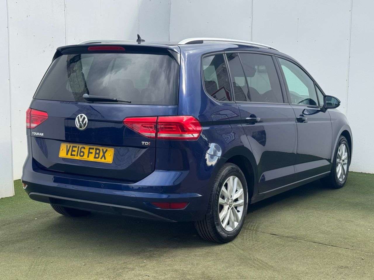 A 2016 VOLKSWAGEN TOURAN 1.6 TDI BlueMotion Tech SE Family MPV 5dr Diesel DSG Euro 6 (s/s) (110 ps) A 2016 VOLKSWAGEN TOURAN 1.6 TDI BlueMotion Tech SE Family MPV 5dr Diesel DSG Euro 6 (s/s) (110 ps)