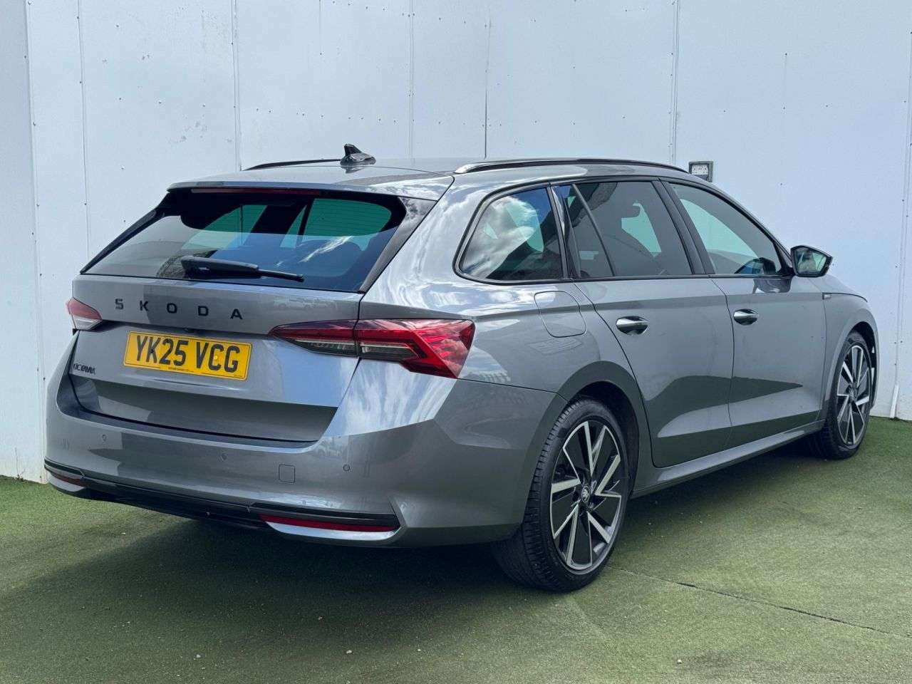 A 2025 SKODA OCTAVIA 1.5 TSI e-TEC MHEV ACT SportLine Estate 5dr Petrol Hybrid DSG Euro 6 (s/s) A 2025 SKODA OCTAVIA 1.5 TSI e-TEC MHEV ACT SportLine Estate 5dr Petrol Hybrid DSG Euro 6 (s/s)
