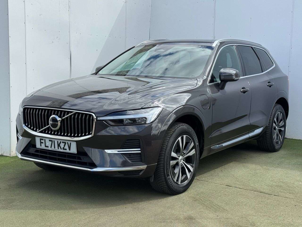 A 2021 VOLVO XC60 2.0h T6 Recharge 11.6kWh Inscription Expression SUV 5dr Petrol Plug-in Hybr A 2021 VOLVO XC60 2.0h T6 Recharge 11.6kWh Inscription Expression SUV 5dr Petrol Plug-in Hybr