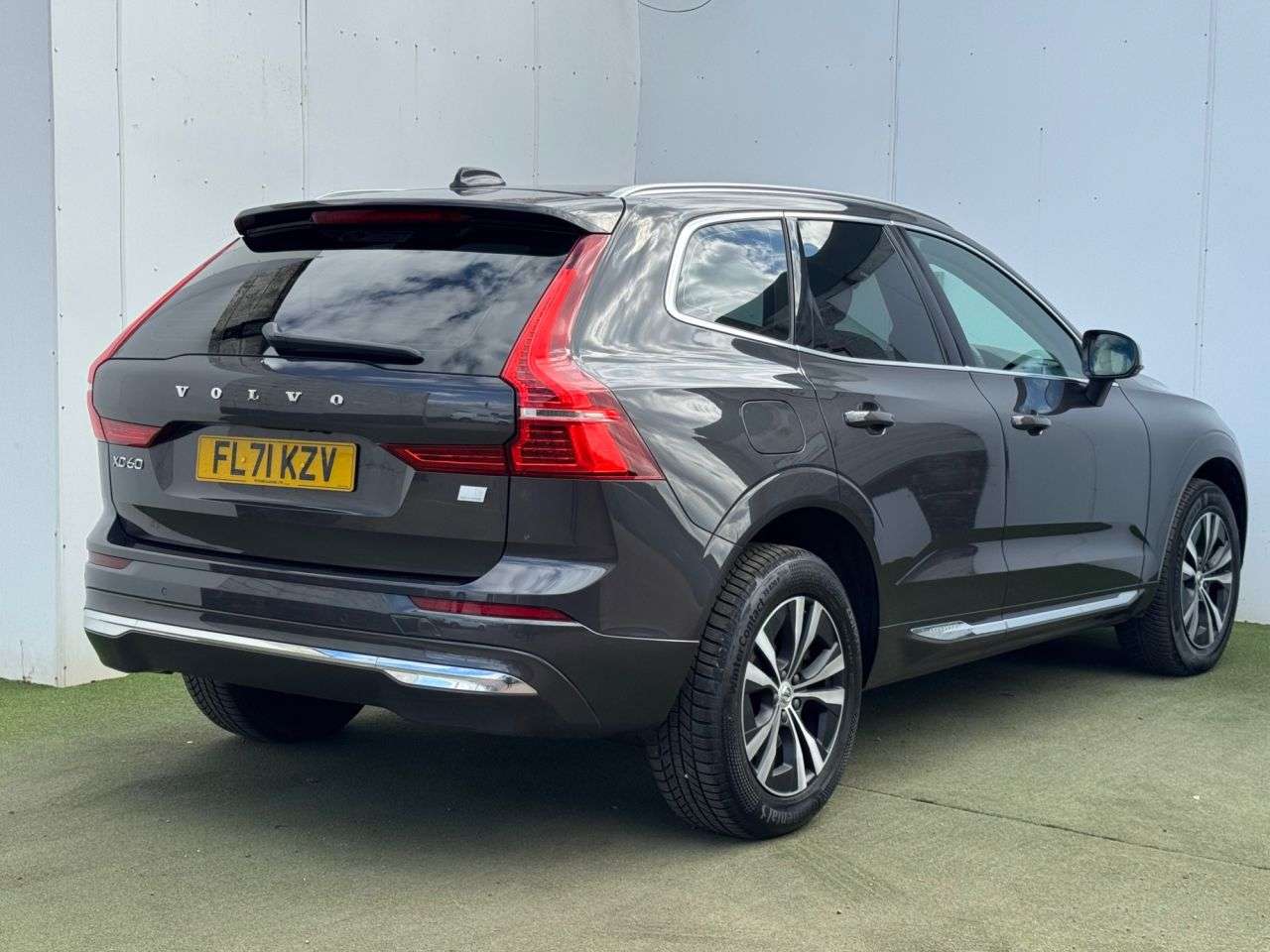 A 2021 VOLVO XC60 2.0h T6 Recharge 11.6kWh Inscription Expression SUV 5dr Petrol Plug-in Hybr A 2021 VOLVO XC60 2.0h T6 Recharge 11.6kWh Inscription Expression SUV 5dr Petrol Plug-in Hybr