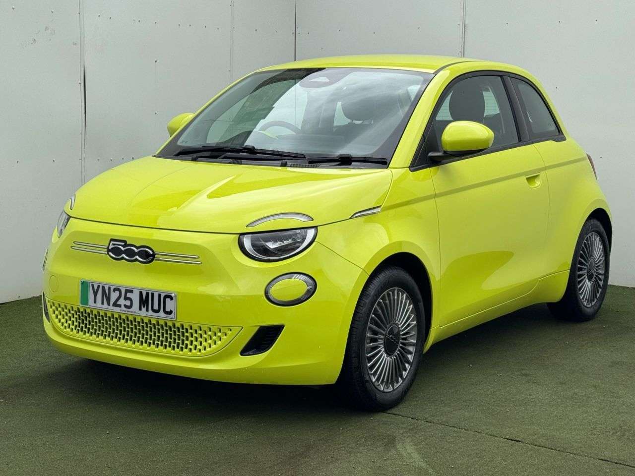 A 2025 FIAT 500E 42kWh Hatchback 3dr Electric Auto (118 ps) A 2025 FIAT 500E 42kWh Hatchback 3dr Electric Auto (118 ps)