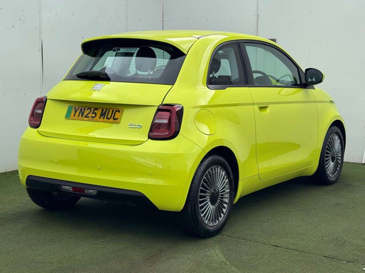 A 2025 FIAT 500E 42kWh Hatchback 3dr Electric Auto (118 ps) A 2025 FIAT 500E 42kWh Hatchback 3dr Electric Auto (118 ps)