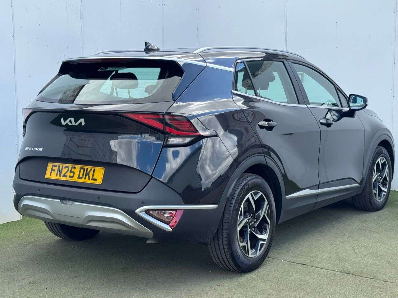 A 2025 KIA SPORTAGE 1.6 T-GDi MHEV 2 SUV 5dr Petrol Hybrid Manual Euro 6 (s/s) (157 bhp) A 2025 KIA SPORTAGE 1.6 T-GDi MHEV 2 SUV 5dr Petrol Hybrid Manual Euro 6 (s/s) (157 bhp)