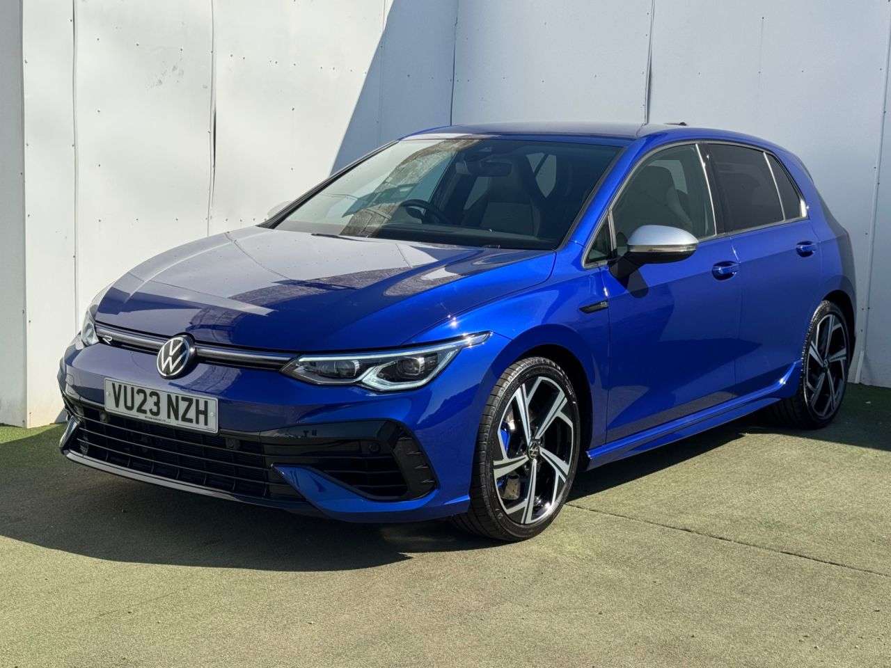 A 2023 VOLKSWAGEN GOLF 2.0 TSI R Hatchback 5dr Petrol DSG 4Motion Euro 6 (s/s) (320 ps) A 2023 VOLKSWAGEN GOLF 2.0 TSI R Hatchback 5dr Petrol DSG 4Motion Euro 6 (s/s) (320 ps)