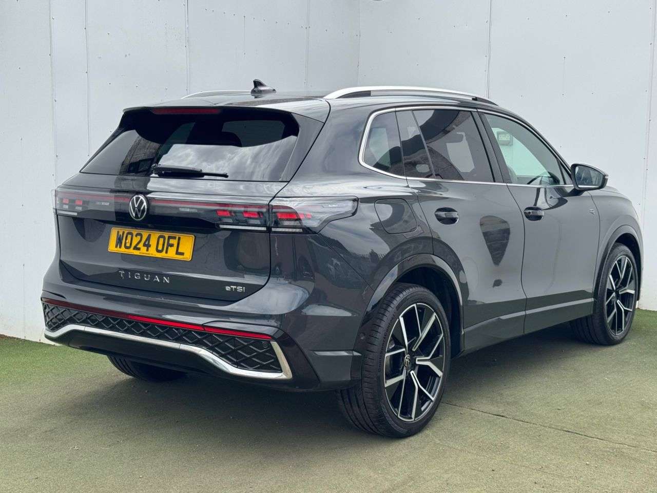 A 2024 VOLKSWAGEN TIGUAN 1.5 eTSI MHEV R-Line SUV 5dr Petrol Hybrid DSG Euro 6 (s/s) (150 ps) 1 Owne A 2024 VOLKSWAGEN TIGUAN 1.5 eTSI MHEV R-Line SUV 5dr Petrol Hybrid DSG Euro 6 (s/s) (150 ps) 1 Owne