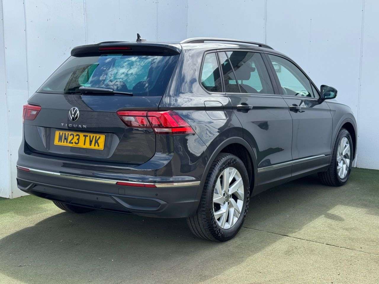 A 2023 VOLKSWAGEN TIGUAN 1.5 TSI Life SUV 5dr Petrol DSG Euro 6 (s/s) (150 ps) A 2023 VOLKSWAGEN TIGUAN 1.5 TSI Life SUV 5dr Petrol DSG Euro 6 (s/s) (150 ps)