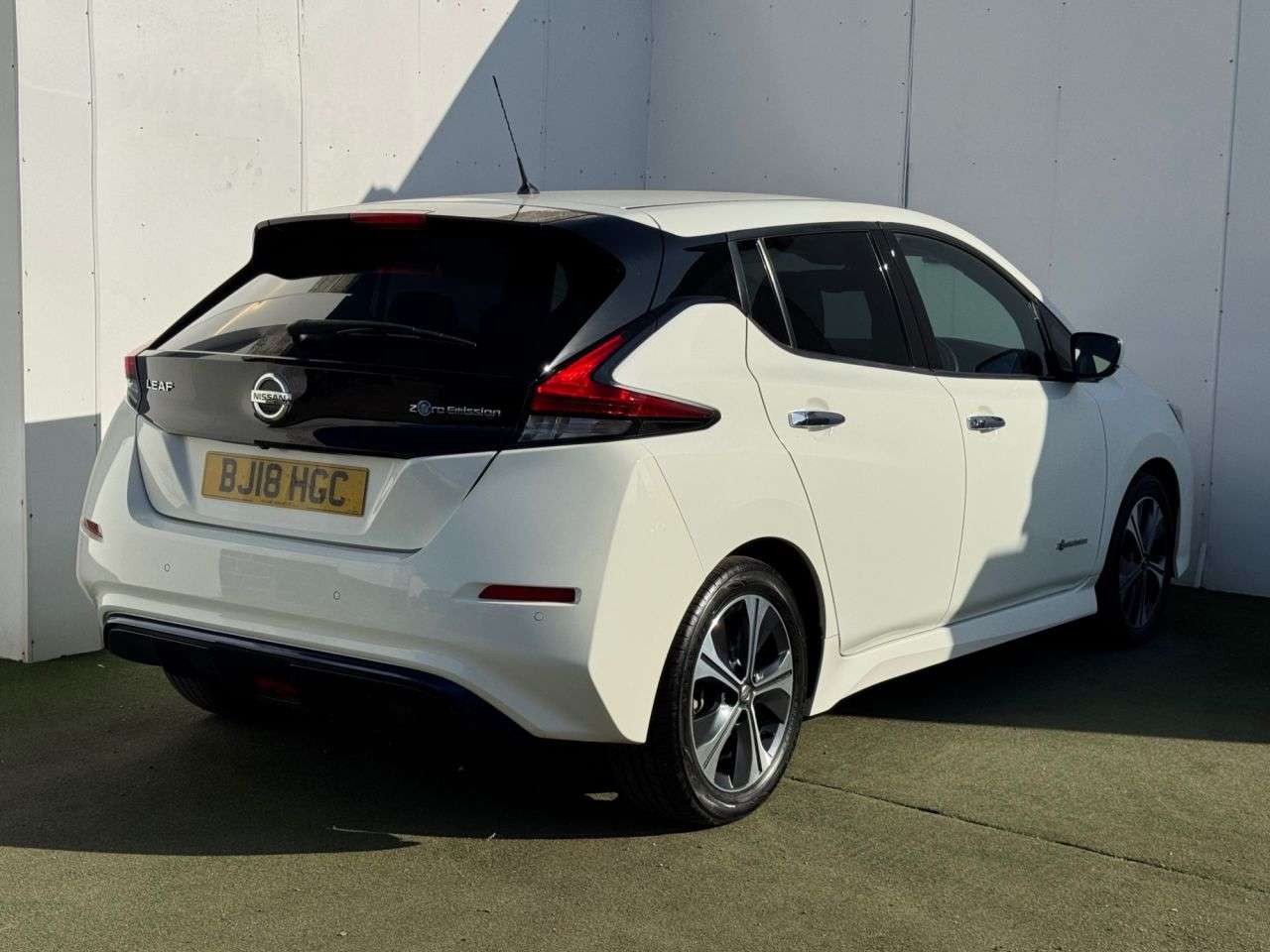 A 2018 NISSAN LEAF 40kWh Tekna Hatchback 5dr Electric Auto (150 ps) A 2018 NISSAN LEAF 40kWh Tekna Hatchback 5dr Electric Auto (150 ps)
