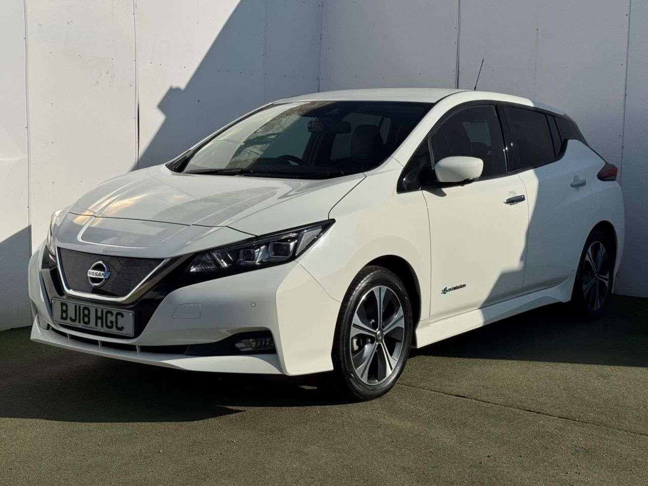 A 2018 NISSAN LEAF 40kWh Tekna Hatchback 5dr Electric Auto (150 ps) A 2018 NISSAN LEAF 40kWh Tekna Hatchback 5dr Electric Auto (150 ps)
