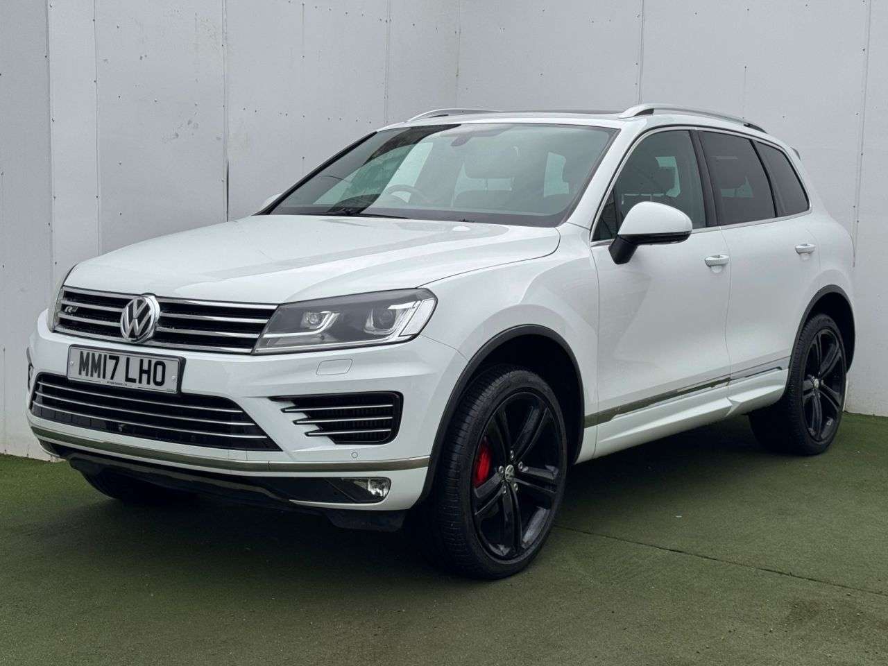 A 2017 VOLKSWAGEN TOUAREG 3.0 TDI V6 BlueMotion Tech R-Line Plus SUV 5dr Diesel Tiptronic 4WD Euro 6 A 2017 VOLKSWAGEN TOUAREG 3.0 TDI V6 BlueMotion Tech R-Line Plus SUV 5dr Diesel Tiptronic 4WD Euro 6