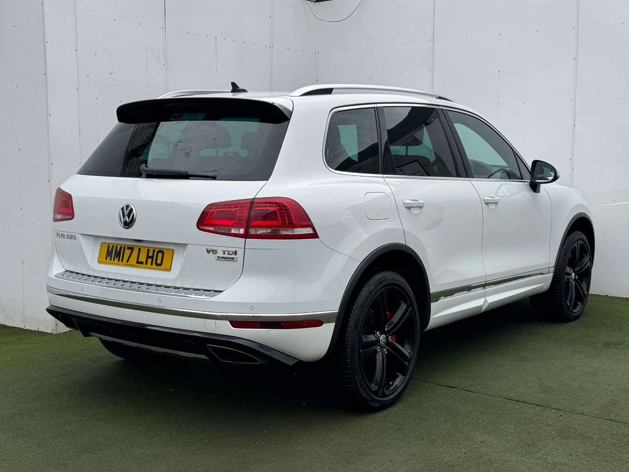 A 2017 VOLKSWAGEN TOUAREG 3.0 TDI V6 BlueMotion Tech R-Line Plus SUV 5dr Diesel Tiptronic 4WD Euro 6 A 2017 VOLKSWAGEN TOUAREG 3.0 TDI V6 BlueMotion Tech R-Line Plus SUV 5dr Diesel Tiptronic 4WD Euro 6