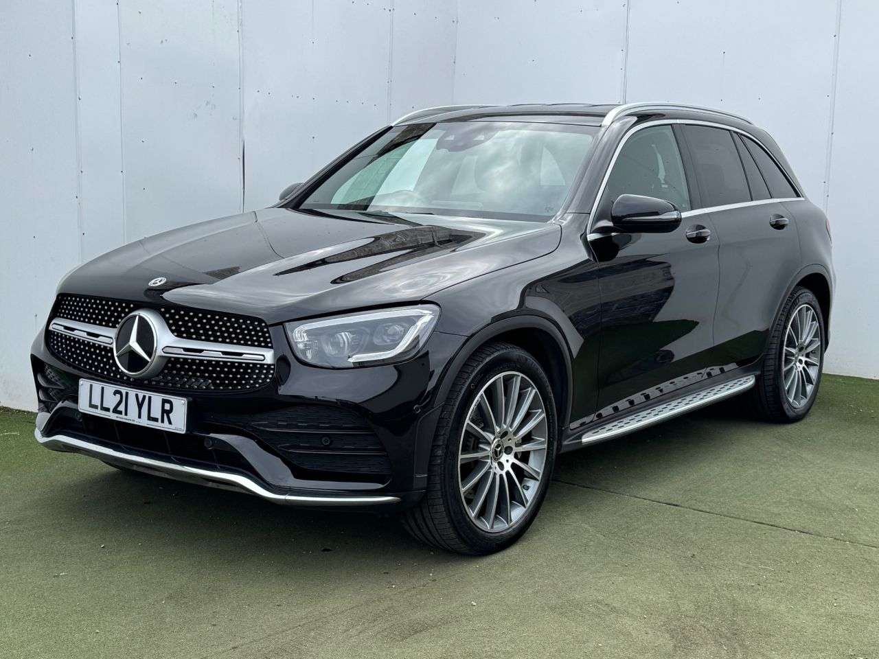 A 2021 MERCEDES-BENZ GLC 2.0 GLC300d AMG Line (Premium) SUV 5dr Diesel G-Tronic+ 4MATIC Euro 6 (s/s) A 2021 MERCEDES-BENZ GLC 2.0 GLC300d AMG Line (Premium) SUV 5dr Diesel G-Tronic+ 4MATIC Euro 6 (s/s)
