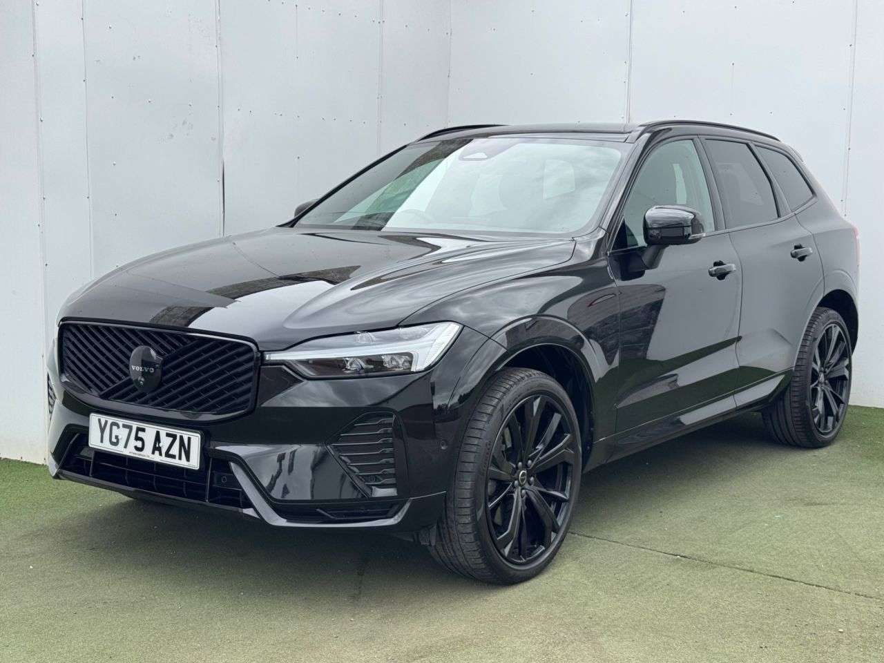 A 2025 VOLVO XC60 2.0 B5 MHEV Plus Black Edition SUV 5dr Petrol Hybrid Auto AWD Euro 6 (s/s) A 2025 VOLVO XC60 2.0 B5 MHEV Plus Black Edition SUV 5dr Petrol Hybrid Auto AWD Euro 6 (s/s)