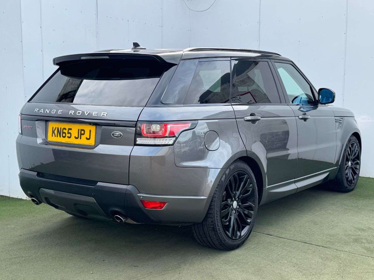 A 2015 LAND ROVER RANGE ROVER SPORT 3.0 SD V6 HSE Dynamic SUV 5dr Diesel Auto 4WD Euro 6 (s/s) (306 ps) A 2015 LAND ROVER RANGE ROVER SPORT 3.0 SD V6 HSE Dynamic SUV 5dr Diesel Auto 4WD Euro 6 (s/s) (306 ps)