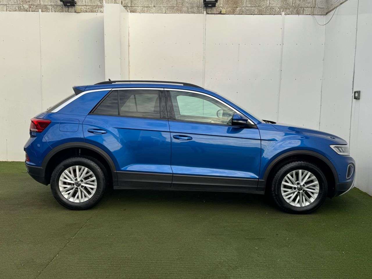 A 2022 VOLKSWAGEN T-ROC 1.0 TSI Life SUV 5dr Petrol Manual Euro 6 (s/s) (110 ps) A 2022 VOLKSWAGEN T-ROC 1.0 TSI Life SUV 5dr Petrol Manual Euro 6 (s/s) (110 ps)