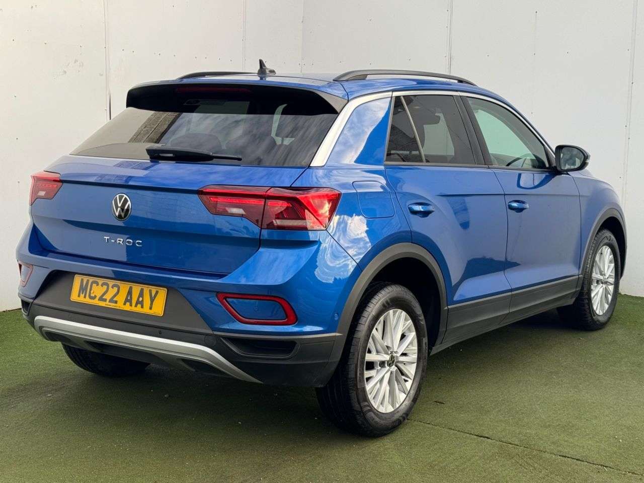 A 2022 VOLKSWAGEN T-ROC 1.0 TSI Life SUV 5dr Petrol Manual Euro 6 (s/s) (110 ps) A 2022 VOLKSWAGEN T-ROC 1.0 TSI Life SUV 5dr Petrol Manual Euro 6 (s/s) (110 ps)