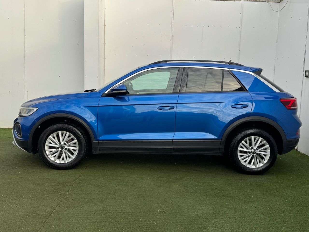 A 2022 VOLKSWAGEN T-ROC 1.0 TSI Life SUV 5dr Petrol Manual Euro 6 (s/s) (110 ps) A 2022 VOLKSWAGEN T-ROC 1.0 TSI Life SUV 5dr Petrol Manual Euro 6 (s/s) (110 ps)