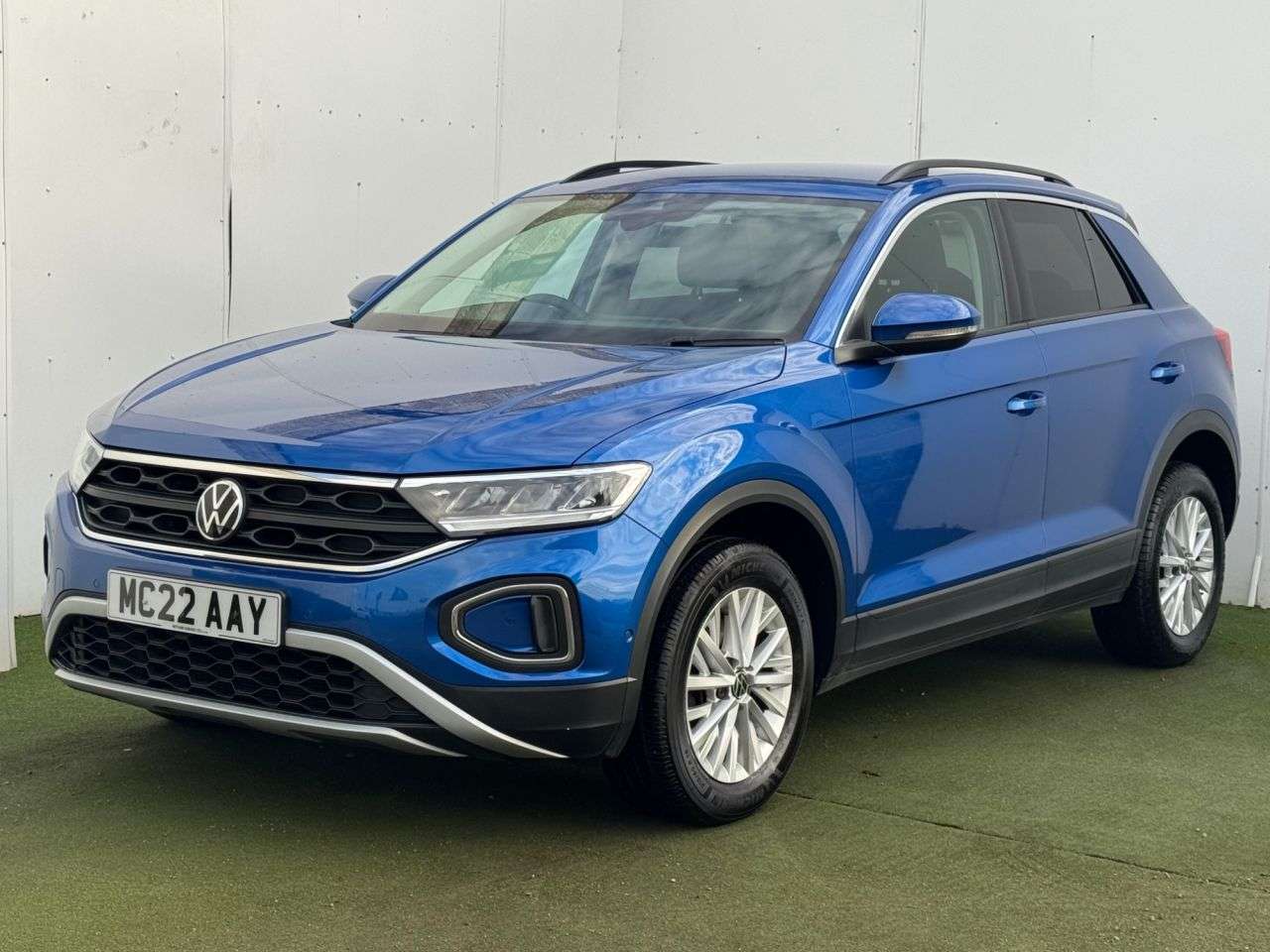 A 2022 VOLKSWAGEN T-ROC 1.0 TSI Life SUV 5dr Petrol Manual Euro 6 (s/s) (110 ps) A 2022 VOLKSWAGEN T-ROC 1.0 TSI Life SUV 5dr Petrol Manual Euro 6 (s/s) (110 ps)