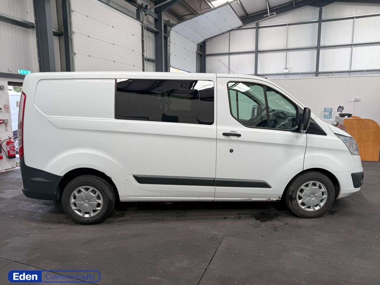 A 2017 FORD TRANSIT CUSTOM 2.0 TDCi 310 Trend L2 H2 (170 g/km, 128 bhp) * 6 SEATER CREW VAN * A 2017 FORD TRANSIT CUSTOM 2.0 TDCi 310 Trend L2 H2 (170 g/km, 128 bhp) * 6 SEATER CREW VAN *