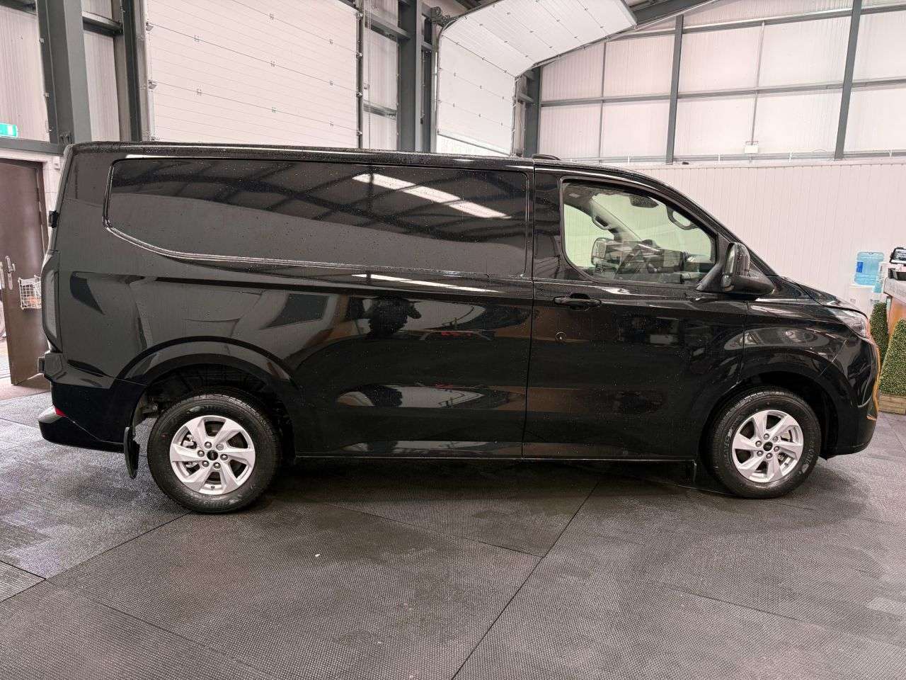 A 2026 FORD TRANSIT CUSTOM 2.5 320 Duratec 11.8kWh Limited Panel Van 5dr Petrol Plug-in Hybrid Auto L1 A 2026 FORD TRANSIT CUSTOM 2.5 320 Duratec 11.8kWh Limited Panel Van 5dr Petrol Plug-in Hybrid Auto L1