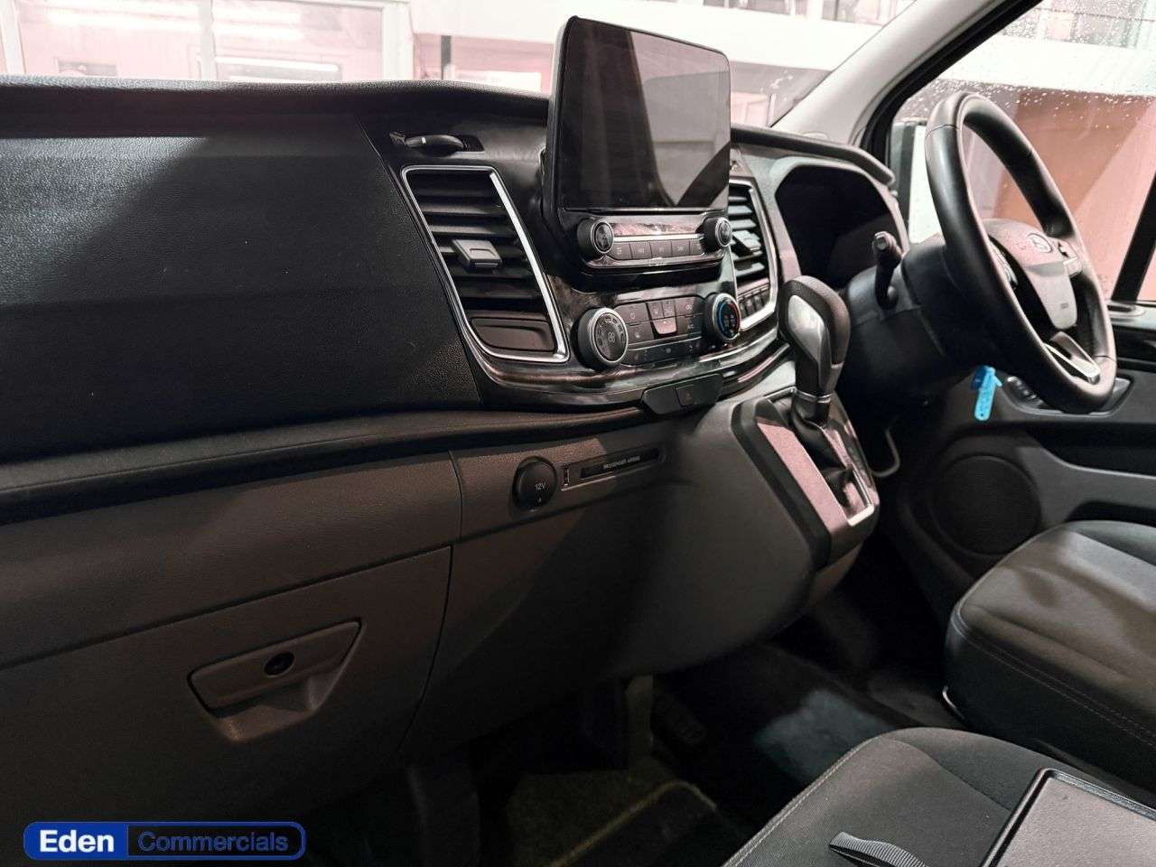 A 2022 FORD TRANSIT CUSTOM 2.0 320 EcoBlue Limited Crew Van Auto L1 H1 Euro 6 (170 ps) AIR CON + 6 SEA A 2022 FORD TRANSIT CUSTOM 2.0 320 EcoBlue Limited Crew Van Auto L1 H1 Euro 6 (170 ps) AIR CON + 6 SEA