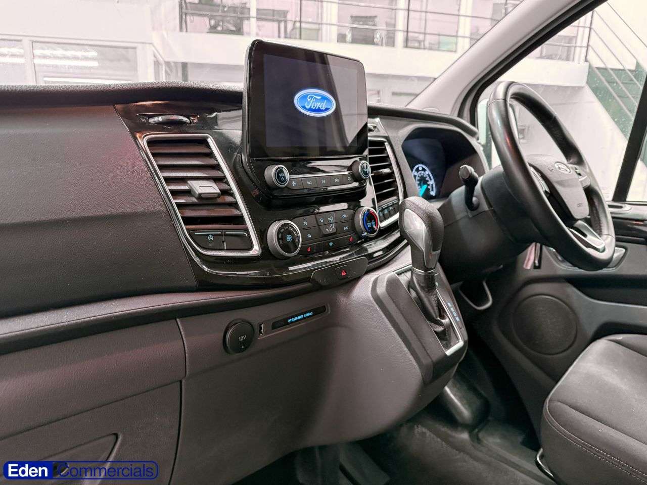 A 2022 FORD TRANSIT CUSTOM 2.0 340 EcoBlue Limited Auto L2 H1 Euro 6 (170 ps) AIR CON + CRUISE + AUTO A 2022 FORD TRANSIT CUSTOM 2.0 340 EcoBlue Limited Auto L2 H1 Euro 6 (170 ps) AIR CON + CRUISE + AUTO