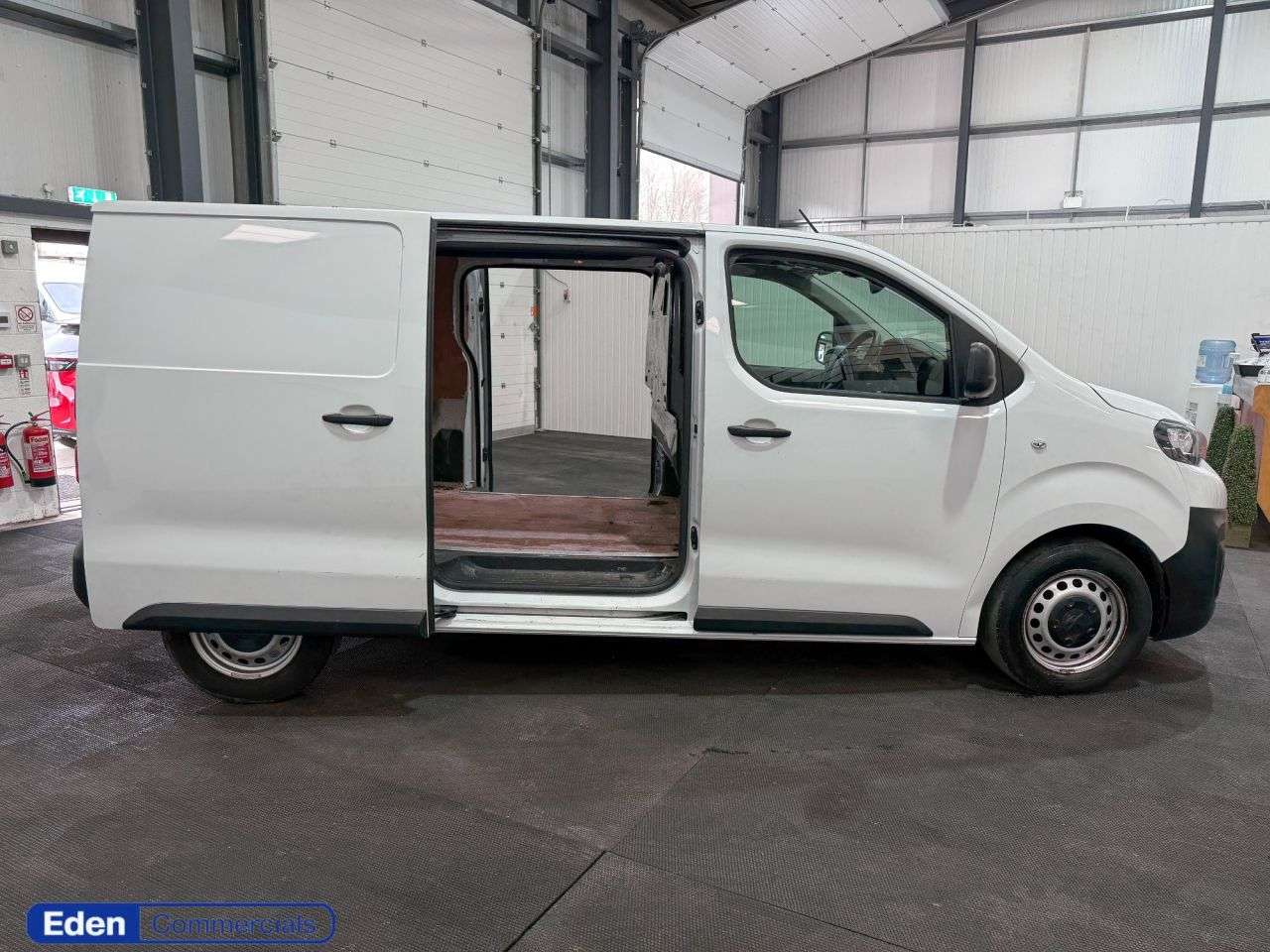 A 2023 PEUGEOT EXPERT 1.5 BlueHDi 1000 Professional Premium + Standard MWB Euro 6 OVER 200 VANS O A 2023 PEUGEOT EXPERT 1.5 BlueHDi 1000 Professional Premium + Standard MWB Euro 6 OVER 200 VANS O