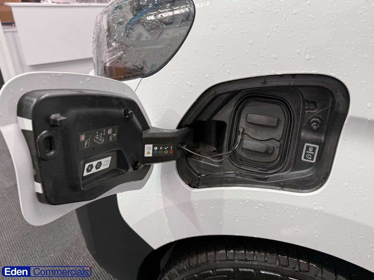 A 2024 PEUGEOT E-EXPERT 75kWh Professional Standard Panel Van 6dr Electric Auto MWB (7.4kW Charger) A 2024 PEUGEOT E-EXPERT 75kWh Professional Standard Panel Van 6dr Electric Auto MWB (7.4kW Charger)