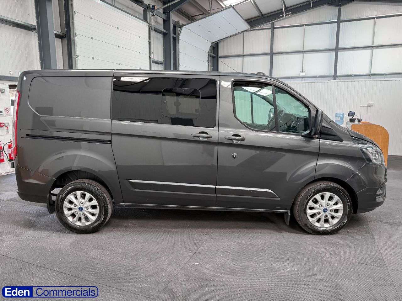 A 2022 FORD TRANSIT CUSTOM 2.0 320 EcoBlue Limited Crew Van Auto L1 H1 Euro 6 (170 ps) AIR CON + 6 SEA A 2022 FORD TRANSIT CUSTOM 2.0 320 EcoBlue Limited Crew Van Auto L1 H1 Euro 6 (170 ps) AIR CON + 6 SEA