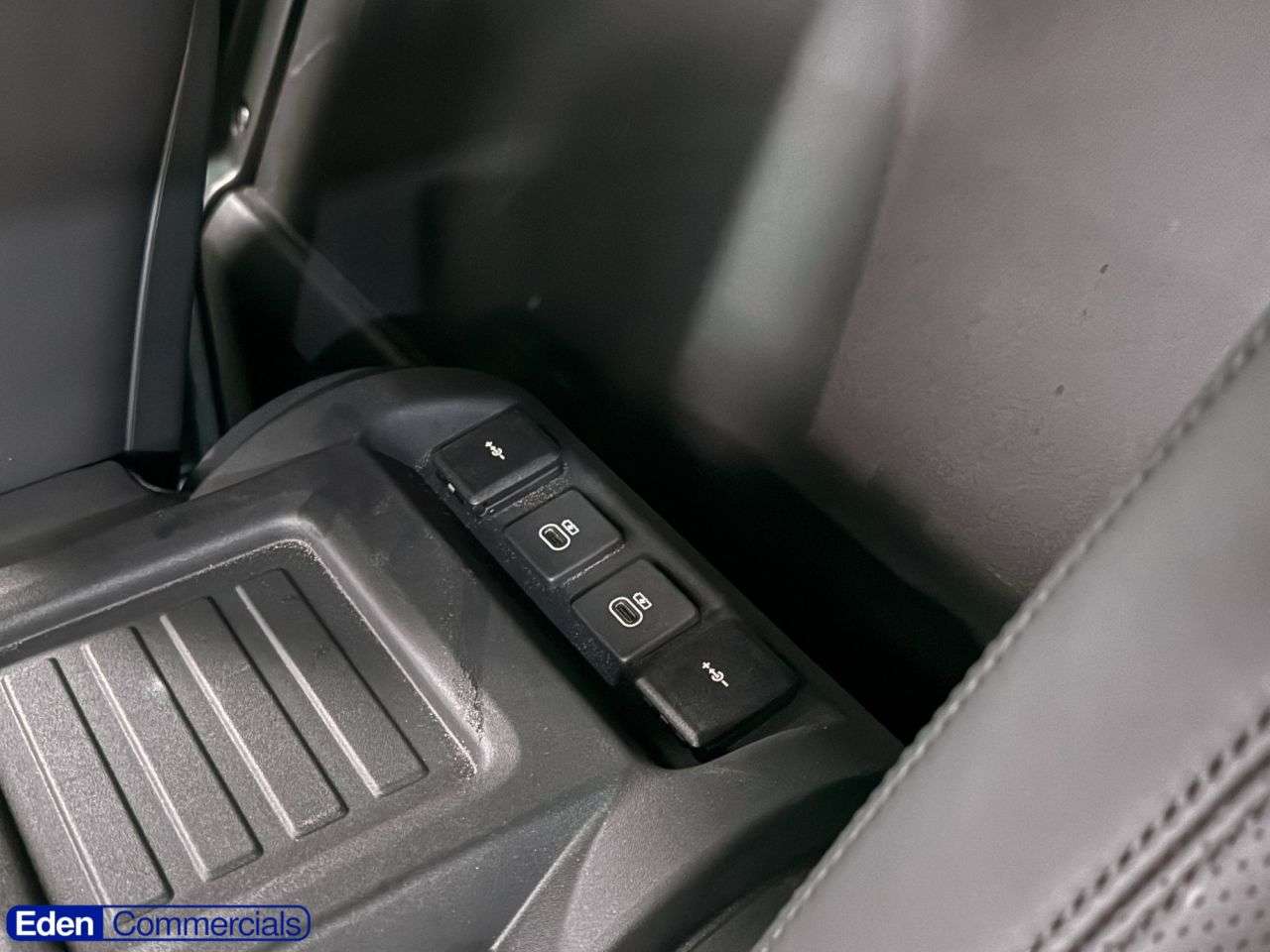 2025 LAND ROVER DEFENDER 90 2025 LAND ROVER DEFENDER 90