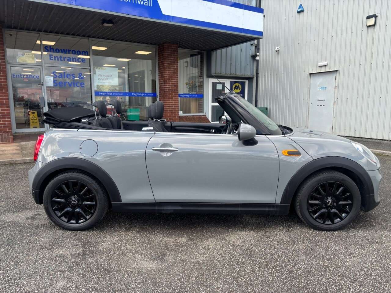 A 2017 MINI CONVERTIBLE 1.5 Cooper Convertible 2dr Petrol Manual Euro 6 (s/s) (136 ps) A 2017 MINI CONVERTIBLE 1.5 Cooper Convertible 2dr Petrol Manual Euro 6 (s/s) (136 ps)