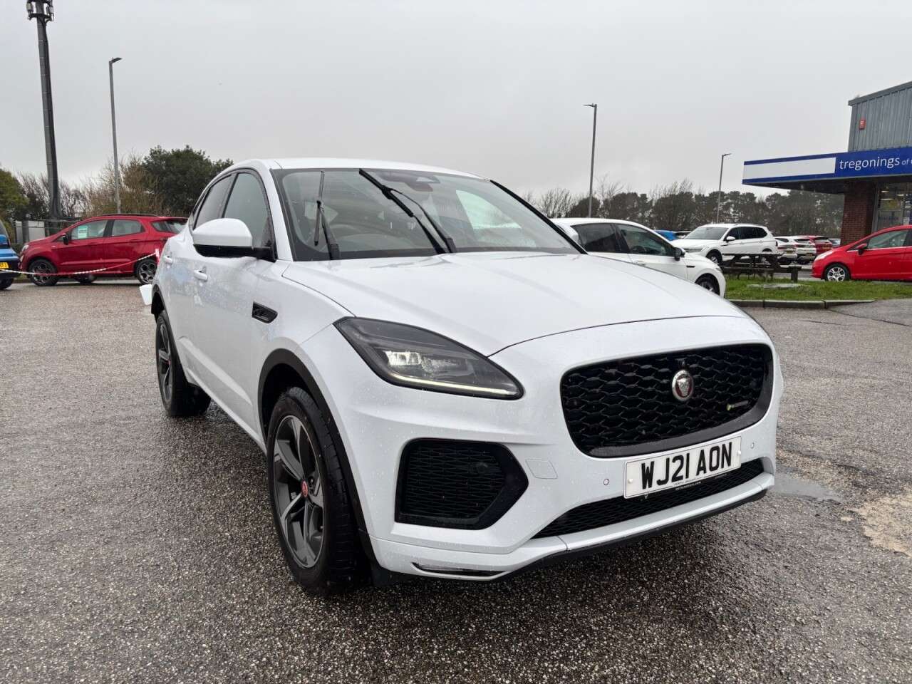 A 2021 JAGUAR E-PACE 2.0 D204 MHEV R-Dynamic SE SUV 5dr Diesel Auto AWD Euro 6 (s/s) (204 ps) A 2021 JAGUAR E-PACE 2.0 D204 MHEV R-Dynamic SE SUV 5dr Diesel Auto AWD Euro 6 (s/s) (204 ps)