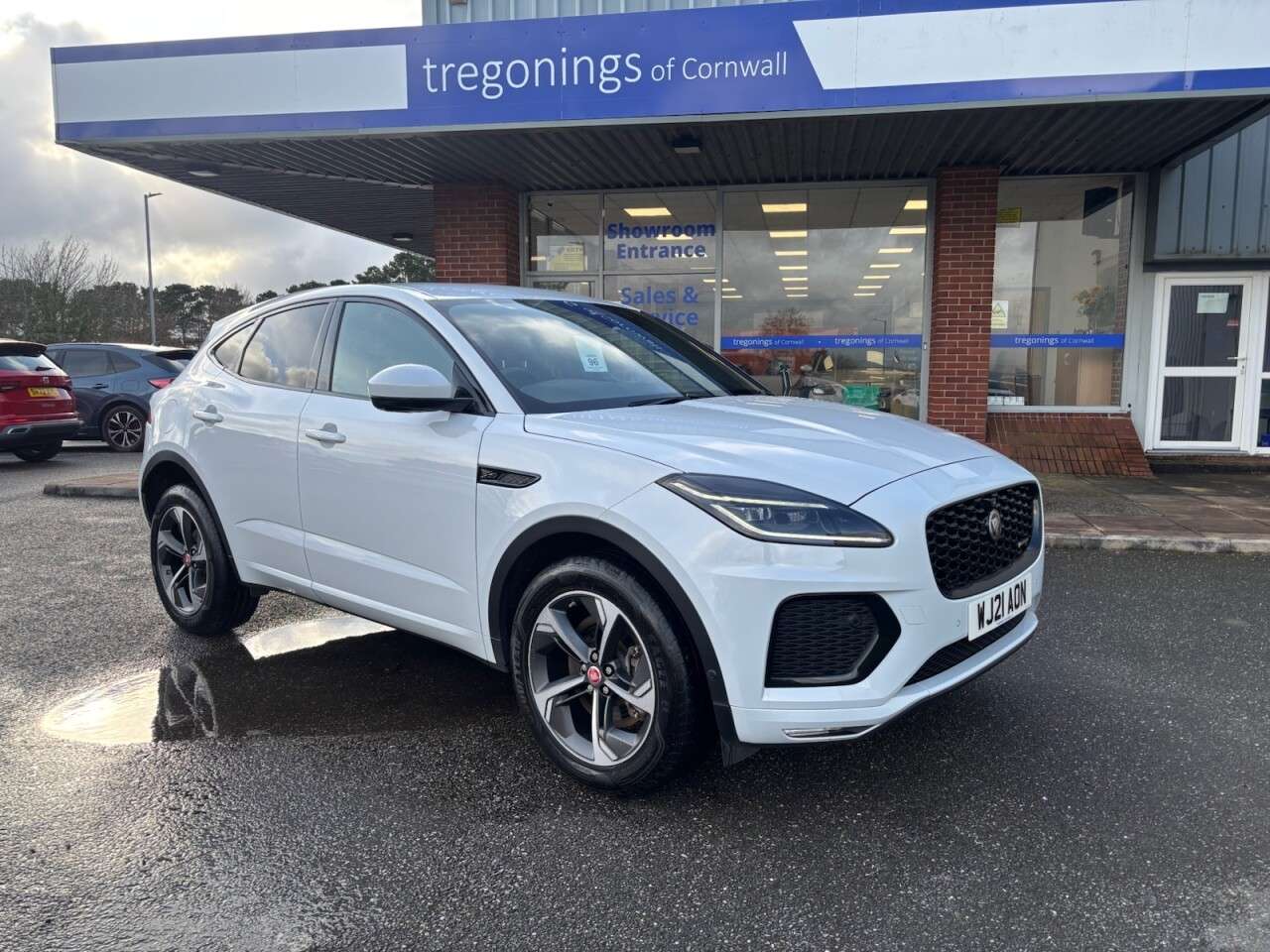 A 2021 JAGUAR E-PACE 2.0 D204 MHEV R-Dynamic SE SUV 5dr Diesel Auto AWD Euro 6 (s/s) (204 ps) A 2021 JAGUAR E-PACE 2.0 D204 MHEV R-Dynamic SE SUV 5dr Diesel Auto AWD Euro 6 (s/s) (204 ps)
