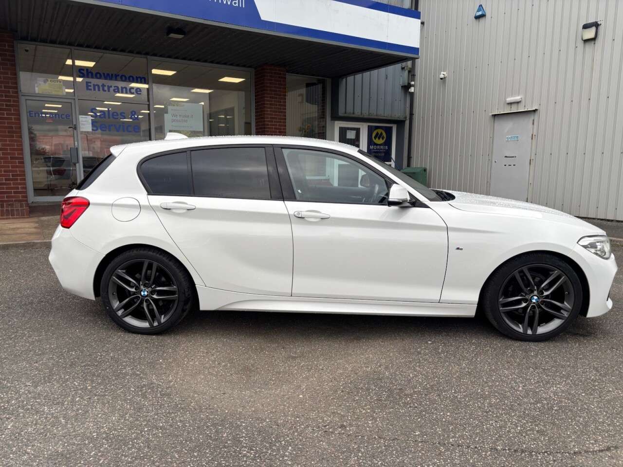 A 2017 BMW 1 SERIES 1.5 118i M Sport Hatchback 5dr Petrol Auto Euro 6 (s/s) (136 ps) A 2017 BMW 1 SERIES 1.5 118i M Sport Hatchback 5dr Petrol Auto Euro 6 (s/s) (136 ps)
