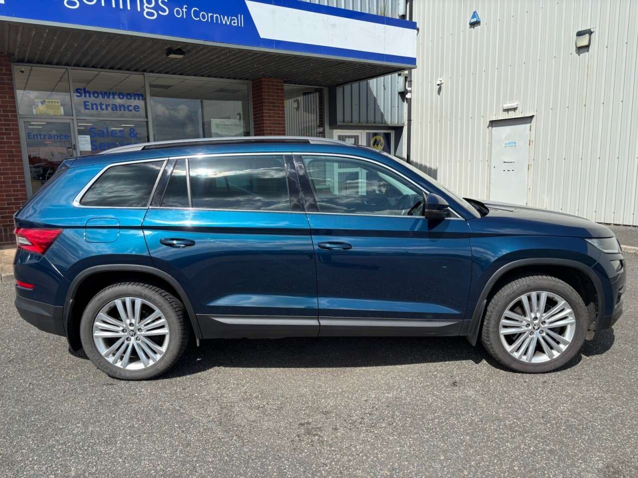 A 2021 SKODA KODIAQ 2.0 TSI SE L SUV 5dr Petrol DSG 4WD Euro 6 (s/s) (7 Seat) (190 ps) A 2021 SKODA KODIAQ 2.0 TSI SE L SUV 5dr Petrol DSG 4WD Euro 6 (s/s) (7 Seat) (190 ps)