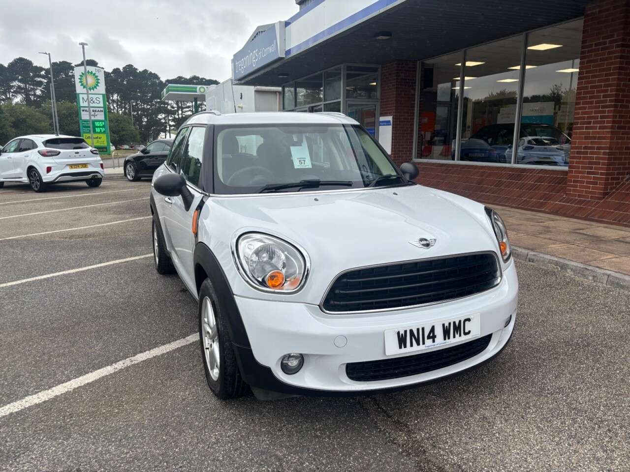 A 2014 MINI COUNTRYMAN 1.6 One SUV 5dr Petrol Manual Euro 6 (s/s) (98 ps) A 2014 MINI COUNTRYMAN 1.6 One SUV 5dr Petrol Manual Euro 6 (s/s) (98 ps)