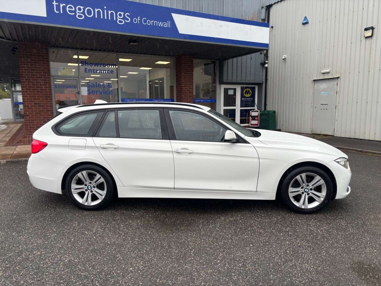 A 2017 BMW 3 SERIES 2.0 320d Sport Touring 5dr Diesel Manual Euro 6 (s/s) (190 ps) A 2017 BMW 3 SERIES 2.0 320d Sport Touring 5dr Diesel Manual Euro 6 (s/s) (190 ps)