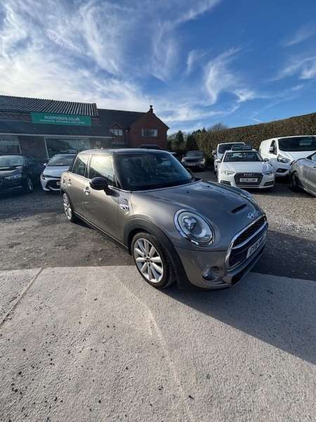 A 2016 MINI COOPER COOPER SD MANUAL, SAT NAVIGATION, METALLIC SILVER-GOOD SERVICE HISTORY-2 KEYS-£35 ROAD TAX!! A 2016 MINI COOPER COOPER SD MANUAL, SAT NAVIGATION, METALLIC SILVER-GOOD SERVICE HISTORY-2 KEYS-£35 ROAD TAX!!