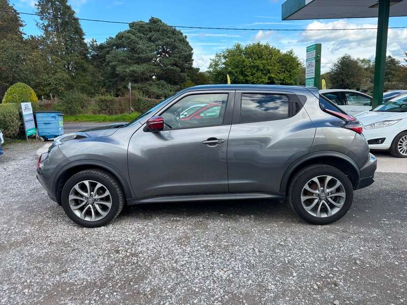 A 2015 NISSAN JUKE AUTOMATIC TEKNA XTRONIC Sat nav Heated seats Parking camera A 2015 NISSAN JUKE AUTOMATIC TEKNA XTRONIC Sat nav Heated seats Parking camera