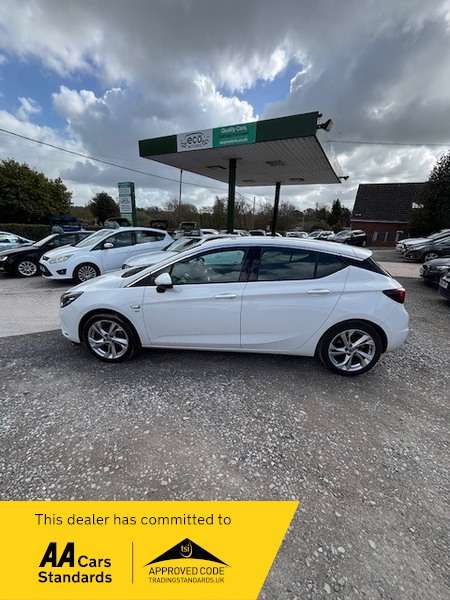 A 2017 VAUXHALL ASTRA SRI-GREAT SERVICE HISTORY -1 PREVIOUS OWNER-APPLE CAR PLAY!! A 2017 VAUXHALL ASTRA SRI-GREAT SERVICE HISTORY -1 PREVIOUS OWNER-APPLE CAR PLAY!!