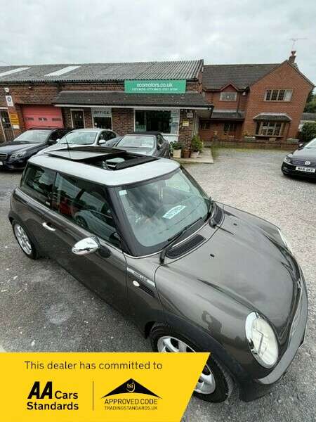 A 2006 MINI MINI COOPER PARK LANE-- IMMACULATE CONDITION-- FULL LEATHER INTERIOR-- PAN ROOF-- VERY WELL LOOKED AFTER-- ULEZ COMPLIANT A 2006 MINI MINI COOPER PARK LANE-- IMMACULATE CONDITION-- FULL LEATHER INTERIOR-- PAN ROOF-- VERY WELL LOOKED AFTER-- ULEZ COMPLIANT
