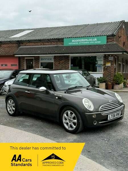 A 2006 MINI MINI COOPER PARK LANE-- IMMACULATE CONDITION-- FULL LEATHER INTERIOR-- PAN ROOF-- VERY WELL LOOKED AFTER-- ULEZ COMPLIANT A 2006 MINI MINI COOPER PARK LANE-- IMMACULATE CONDITION-- FULL LEATHER INTERIOR-- PAN ROOF-- VERY WELL LOOKED AFTER-- ULEZ COMPLIANT