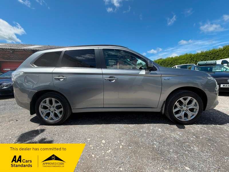 A 2014 MITSUBISHI OUTLANDER PHEV GX 4HS,, BLUETOOTH, HEATED LEATHER SEATS, SUNROOF A 2014 MITSUBISHI OUTLANDER PHEV GX 4HS,, BLUETOOTH, HEATED LEATHER SEATS, SUNROOF
