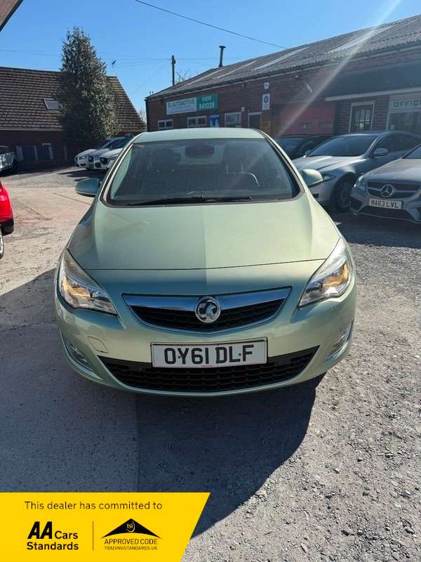 A 2011 VAUXHALL ASTRA SE automatic 1 previous owner Cruise control, Parking sensors, CD radio, Air conditioning A 2011 VAUXHALL ASTRA SE automatic 1 previous owner Cruise control, Parking sensors, CD radio, Air conditioning