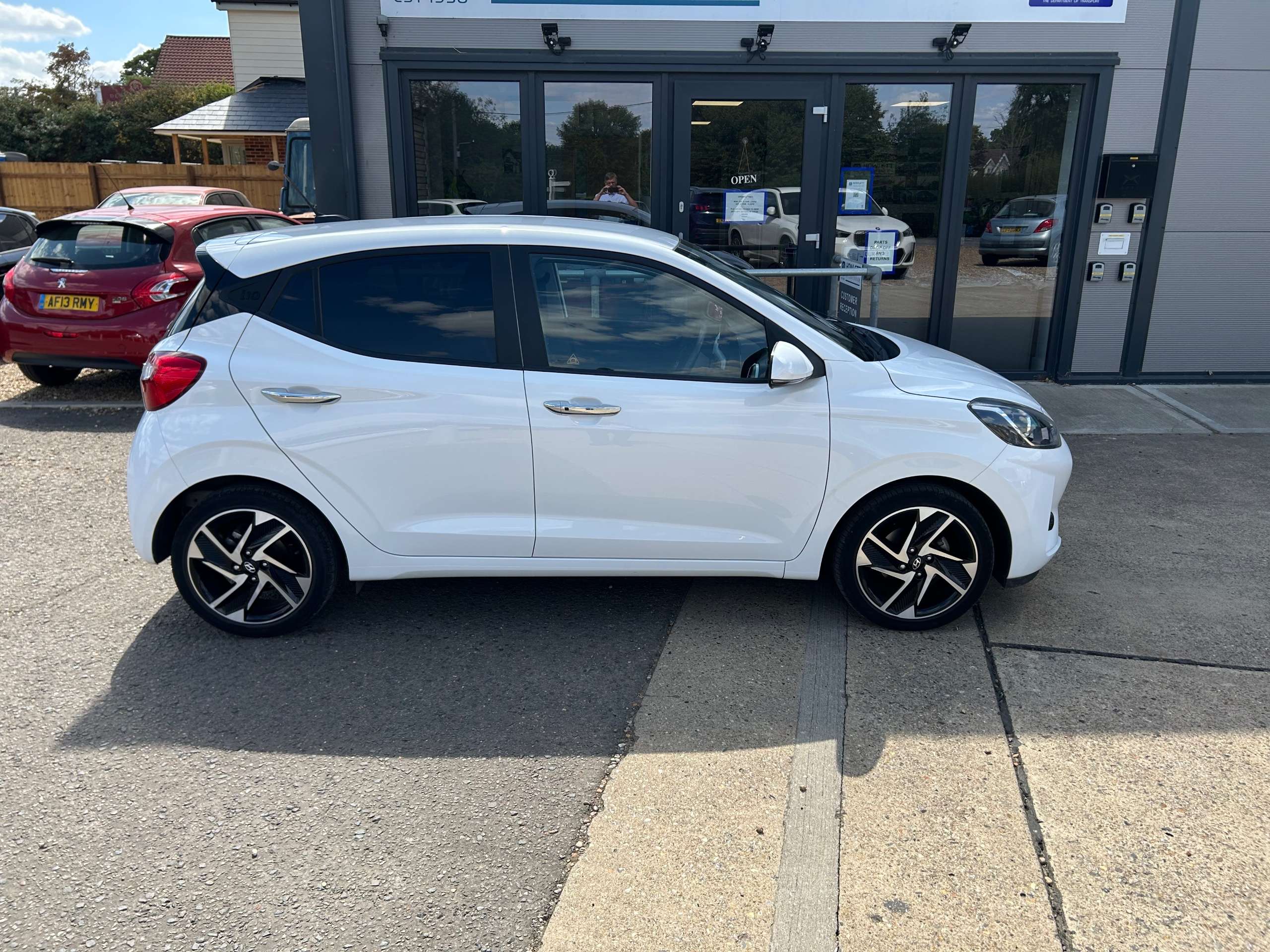 A 2023 HYUNDAI I10 1.0 Premium Hatchback 5dr Petrol Auto Euro 6 (s/s) (67 ps) A 2023 HYUNDAI I10 1.0 Premium Hatchback 5dr Petrol Auto Euro 6 (s/s) (67 ps)